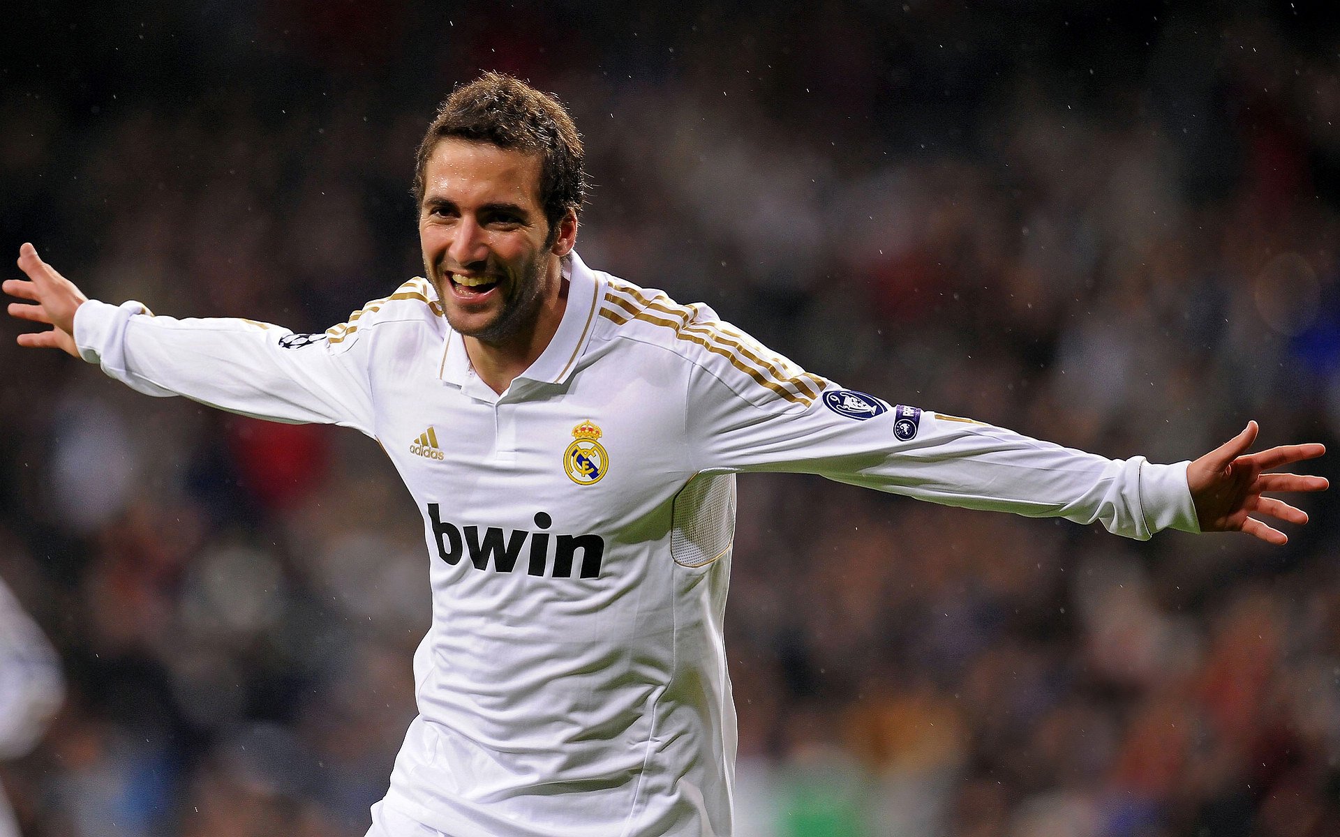 中国足球俱乐部引援热潮持续升温，中国足球俱乐部现状