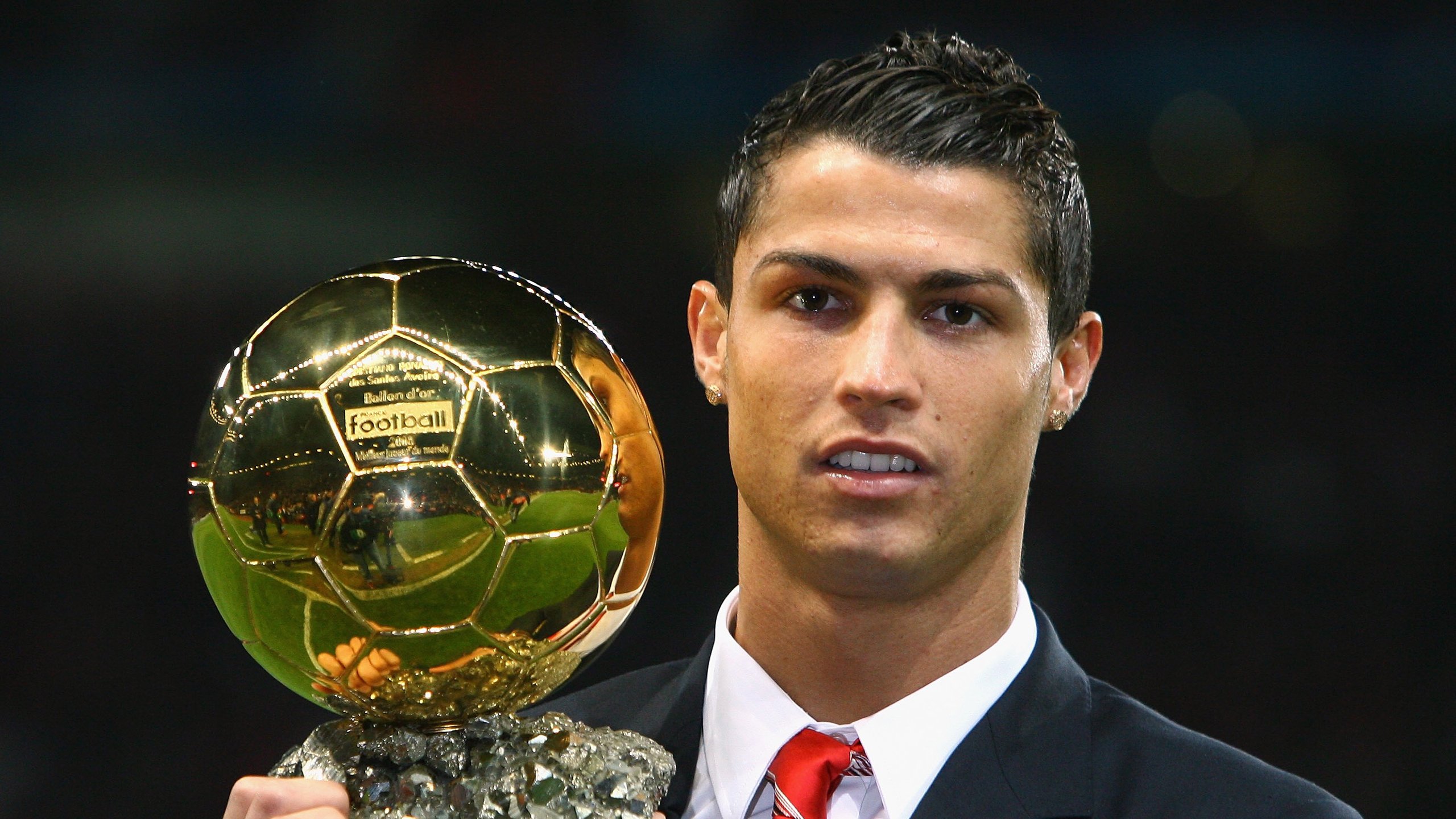 瑞士替补席自带小木屋取暖，观众羡慕疯了，瑞士的小木屋